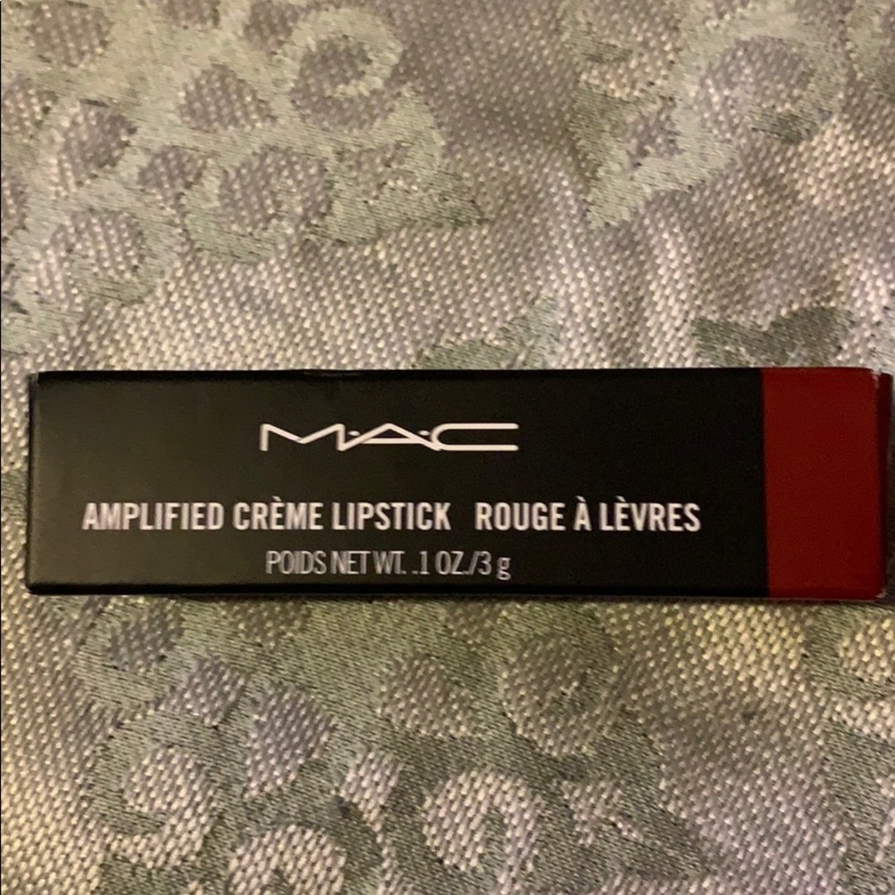 a lipstick 💄